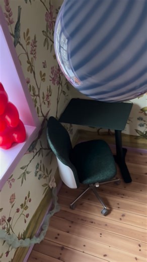 Kjerstin Ofstad on Instagram: "Ad @humanscale 🫶🏻 My 8 y old wanted her own desk and chair in her room, and I found the perfect setup from @humanscale in my (hehe, I’m still in charge) color: GREEN! 💚 The float mini is the perfect size desk for her tiny room, and I fell head over heels over the Freedom Path chair in the most amazing Kvadrat fabric 🥹 The Freedom Path is the world’s most sustainable task chair - I love that we can sit comfortably while keeping the planet healthy. Each Path cont