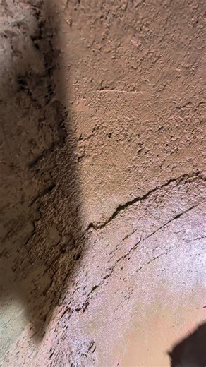 Ein Stück Natur in Perfektion! 🌿 Das Highlight des Projekts ist definitiv die kunstvolle Rundung! ✨ Statt simpler Ecken formen wir einen sanften Übergang mit nass verarbeitetem Lehm auf einem stabilen Putzträger. Das ist mehr als nur Bauen; das ist gestaltendes Handwerk. Die Kombination aus der Stabilität der 22mm lemix-Platten im Trockenbau-System und der geschmeidigen, formbaren Masse des feuchten Lehms erlaubt uns, organische Formen zu schaffen, die dem Raum eine ganz besondere Wärme und Hap