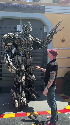 Megatron roasting people 😂😂😂#megatron #transformers #universal #universalstudios #losangeles #funny #fyp #foryou