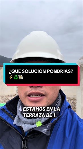 El reto de la fotovoltaica compartida: 15 viviendas, poco espacio y un bosque de chimeneas proyectando sombras. 🏗️⚡️ ¿Es viable o es una pelea de vecinos asegurada? Te enseño la realidad de la obra y te pregunto: ¿Microinversores o mejor no hacer nada? 👇 ¡Dime cómo lo solucionarías tú! #fotovoltaica #vivienda #hogar #energia #electricista