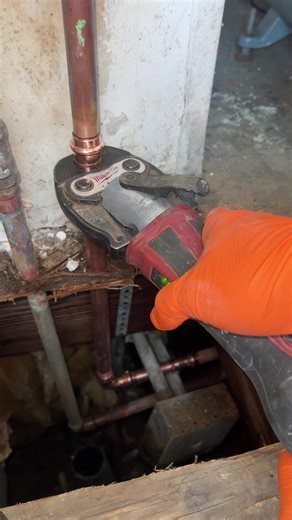 Jow to repair a water leak #plumbing #fyp #plumber #construction #plumbinglife