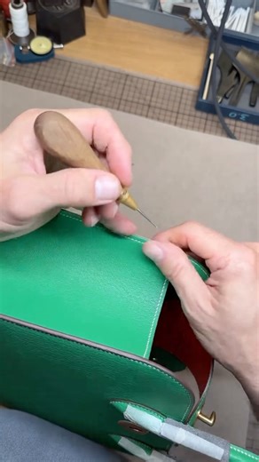 Peter Nitz | Bespoke Leathergoods on Instagram: "Saddlestiching the Tallo 🙌🏼"