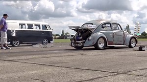 Another cool race from North Weald Air Strip back in 2014. James Wotton in his 56 Oval Beetle, which I think at the time was running a 2165cc Turbo'd engine up against Chris Lambourne in his 2660cc Turbo'd VW Split Screen. The cold track prevented any quick times, but I think James managed an 11.54 and Chris a 13.92. Good to watch though From the previous video you will know that the Splitty has a PB of 12.64, but the Beetle does have a PB of 9.47 @ 147mph on its new 2529cc Turbo'd engine. The b