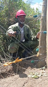 What is really a fence? A fence is not just the poles holding barbed wire, high-tensile wire, chain link, timber, or stone. 👉 A fence is carried by the strainers. What is a strainer? A strainer is the main structural post where all the tension, weight, direction, and alignment of the fence are controlled. This is the critical point of the fence: It takes all the load It sets the direction It holds the tension If you miss this point or mess up one step, you don’t just damage a section — you comp