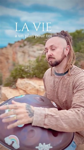 Warren Shanti on Instagram: "La vie a un plan pour toi. Libre à toi de le suivre ou non. Mais quoi qu’il arrive, où que tu sois, qui que tu sois, quoi que tu fasses, il existe toujours une issue à chaque défi. Ne baisse jamais les bras. Garde la confiance bien au chaud dans ton cœur, et le chemin s’éclairera. Tout ira bien 🌼 👉🏼 Handpan Fa# Pygmy @ayasa_instruments 💜 #handpan #handpanmusic #devpersonnel #inspiration"