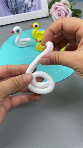 Accompany your children to make a mother duck and ducklings with clay. Simple and cute clay craf