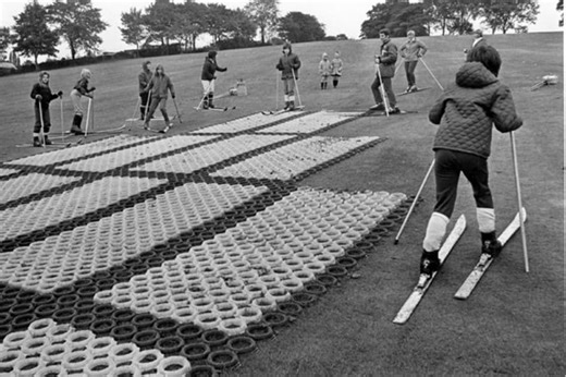 22 joyous photos show happy times in parks in 70s and 80s as the weather warms up