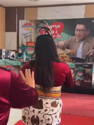 POV: Kamu lagi nonton konser, tapi ternyata ini Lomba Yel-Yel PKK Desa Pringgowijayan! 🎤💥 bareng Kecap Sedap pecah banget! Intip nih gaya kelompok nomor urut 1-7 yang bilang kalau