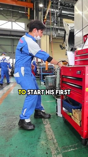 Maintaining 70 Trucks Daily in Japan - Mechanics' Duties and Tools Revealed