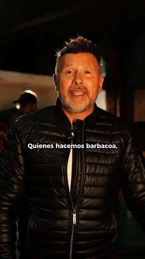 Hacer barbacoa de borrego no es solo cocinar: es heredar un ritual. Es despertar recuerdos, honrar al fuego lento y a las manos que lo enseñaron todo. Aquí, cada hoja, cada aroma y cada madrugada cuentan una historia. 🧡🐏 Te esperamos cada fin de semana en: Av. Vía Adolfo López Mateos 321, Jacarandas. #borregamirreyna #barbacoa #artesanal #tulancingo #tacoconhistoria | Borrega Mirreyna Oficial