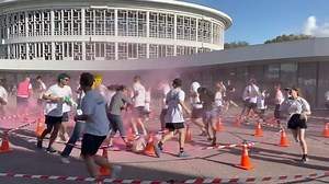 🏃🎨 En direct de la Color Campus ! Événement incontournable du début de l’année universitaire, la Color Campus prend son départ devant LILLIAD Learning center Innovation (Campus Cité scientifique) et conclut la journée spéciale Campus en fête. Le principe ? Chaque étudiant·e reçoit un t-shirt blanc, des lunettes de soleil et des torrents de poudre de toutes les couleurs au fil du parcours 🌈 Bonne course et bonne année universitaire 😊 Les #jive_ULille, ça continue ! Programme complet 👇 https: