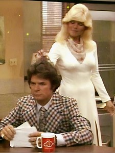 This photo is not edited, look closer at the WKRP in Cincinnati blooper... Check the 1st comments👇 | Viral Knots