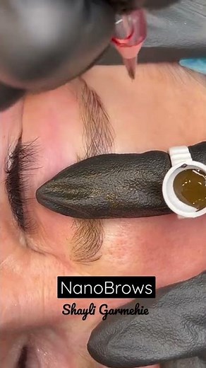 Nanobrows microblading using machine to draw hair strokes. #nanobrows #microblading #pmu #eyebrows