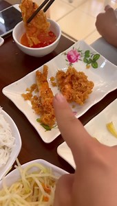 1.3M views · 28K reactions | Nghe theo lời Bếp Trưởng Review tìm được quán Bánh Tôm Cuốn độc lạ lần đầu trải nghiệm  ngon mất hình mất dạng luôn! Nhưng các bác chú ý là khi ăn nhớ cuốn sẽ đỡ ngấy nhé, chứ tham lam mà ăn liền không cuốn cẩn thận miếng thứ 3 nó ngấy vì toàn đồ chiên ☝☝☝ | Long Chun | Facebook