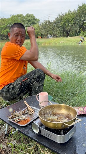 Fish is jumping in the oil pan. | Tao Liu