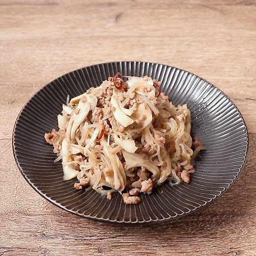まいたけと糸こんにゃくのピリ辛炒め 作り方・レシピ | クラシル