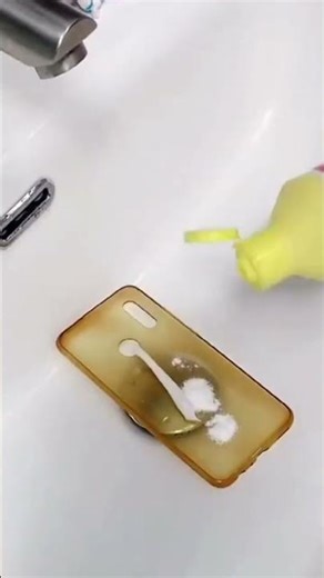 6186:Household trick restores yellowed phone case in China