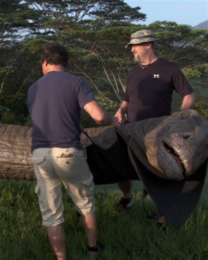 During filming of Jurassic World, the crew used an animatronic Apatosaurus as an homage to Stan Winston’s work in Jurassic Park. #JurassicJune | Jurassic World