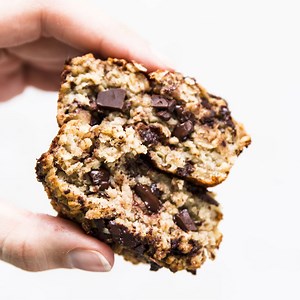 220K views · 245 reactions | ✴️ 홍홀혾홄홋홀: https://www.savorynothings.com/banana-chocolate-chip-walnut-baked-oatmeal-cups/ Chunky Monkey Baked Oatmeal Cups: An easy freezer-friendly meal prep breakfast (overnight or instant!) for busy families. Made with oats, eggs, chocolate chips, mashed banana, milk and nuts. | Savory Nothings | Facebook