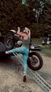 30M views · 65K reactions | How do you offload your dirt bike? 樂 @crystal_loves_moto has perfected the dangle technique. #ramps #dirtbikes #dirtbikegirl #dirtbikelife #picuptruck | FortNine | Facebook
