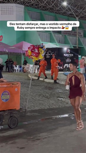 Eles tentam disfarçar, mas o vestido vermelho da Ruby sempre entrega o impacto😱💃