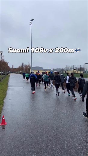Mikä olisi parempi tapa juhlistaa Suomea kuin kuin kerryttää 108 kappaletta 200 metrin vetoa!🇫🇮 Matkan varrella ehdittiin kerrata historiaa ja viettää syntymäpäiviä vuosi kerrallaan!🥳 Sääolosuhteet vaativat sisua ja jokainen ylitti itsensä!🤩💯 Hyvää itsenäisyyspäivää!🇫🇮 #suomi108 #itsenäisyyspäivä #vauhtisammakko #sisu #treenimotivaatio | Vauhtisammakko