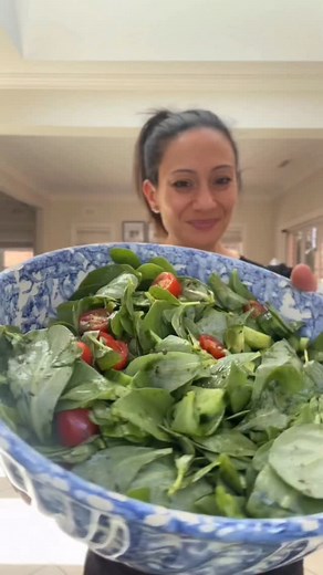 Glystrida Salata – Purslane Salad (Γλυστρίδα Σαλάτα) This salad has my yiayia Talllou written all over it. Every summer we’d arrive to a table full of fresh, simple dishes, and this one always stood out. Made with juicy tomatoes, cucumber, onion, and fragrant dried mint, it’s finished with a splash of vinegar and olive oil. The star, though, is glystrida (purslane), a wild, slightly tangy green she’d pick straight from the garden. If you’ve just washed fresh glystrida, keep the rinsewater – the 
