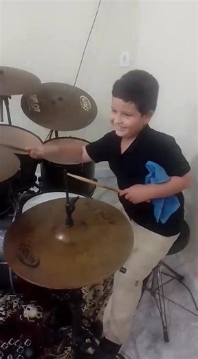 BEN (BENJAMIN) AUTISTA TOCANDO BATERIA - DIÁRIO PAIS ATÍPICOS