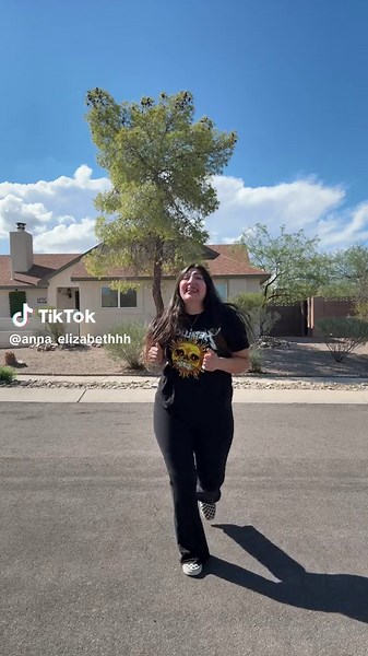 Anna Elizabeth (AHHH NA) on TikTok