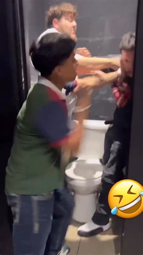 @terrifyingclips on Instagram: "… 《阿甘正传》是一部1994年美国史诗浪漫喜剧-drama电影，由罗伯特•泽米基斯执导，汤姆•汉克斯、罗宾.怀特和加里•西尼斯主演。该片于1994年7月6日上映，讲述了阿拉巴马州一个智力迟钝但善良的男人福雷斯特•甘普的生活，他经历了20世纪几个重要事件的数十年！该片因其导演、表演、视觉效果、音乐和剧本而获得广泛的好评，成为一部主要的商业成功，全球票房超过6.77亿美元。 《阿甘正传》获得了多个奥斯卡奖，包括最佳影片和最佳导演（罗伯特-泽米基斯）。 《阿甘正传》可以观看，您可以在流媒体平台或购买选项中找到更多信息。如果您有兴趣了解更多关于这部电影或其制作的信息，可以探索派拉蒙维基百科或总电影维基以获取深入的细节。"