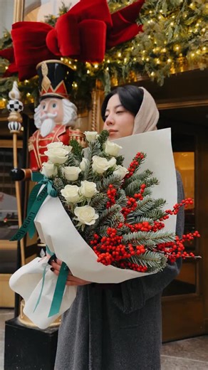 VSE SVOI CHICAGO🍸🌃 on Instagram: "FLORIST SERVICES 🌸 @lunaflowers_chicago ✨ It’s the perfect time to start getting ready for Christmas! ✨ 🌼 Flowers are a language everyone understands! 🌼 And this season, Luna Flowers is here to help you create any Christmas arrangement you have in mind — from cozy holiday bouquets to elegant festive centerpieces. We offer: 🌹 A wide selection — from classic roses to exotic plants 💐 Professional florists ready to design your perfect Christmas composition 🎈
