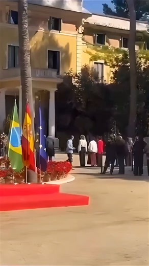 Obviar la senyera en un acte institucional al Palau de Pedralbes -propietat de l'Ajuntament de Barcelona- no em sembla un detall gens menor.