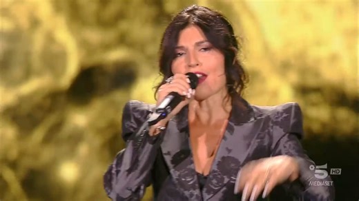 “A novembre la città si spense in un istante” 🎤 Giusy Ferreri a #IoCantoFamily 🤩 | Mediaset Infinity