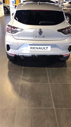 RENAULT CLIO OLD VS NEW WHICH ONE YOU LIKE? #renault #clio #renaultclio #carreview #autos | SuperCars MO