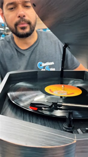 Cânticos de Sião on Instagram: "Hoje trazemos pra você, essa belíssima Vitrola da Raveo! 🤩 👉🏻A vitrola Spazio da Raveo permite que você aproveite suas músicas de todas as formas: Toca discos, Rádio FM, CD, CD-R/RW, USB, SD Card, Saída de áudio e entrada auxiliar, bem como, conexão Bluetooth. 🤩 A qualidade sonora do Raveo Spazio resgata o desejo de ouvir os CDs que marcaram momentos inesquecíveis de sua vida. Experimente toda a qualidade que um CD de áudio pode oferecer. O Raveo Spazio reprod