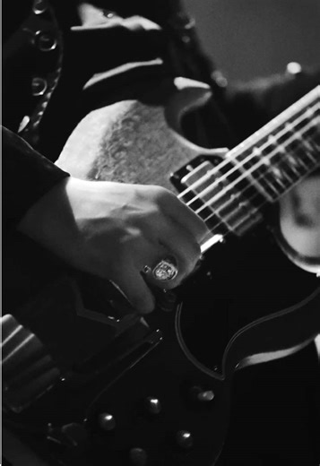 Six strings crying. | Guitar Strings