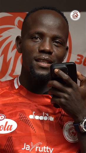 Simba Sports Club on Instagram: "Furaha ya baba mzazi wa Triple C baada ya kupewa taarifa kwamba kijana wake amerejea kwenye timu yake ya maisha. Mahojiano kamili ingia Simba App na YouTube - Simba SC Tanzania. #NguvuMoja"