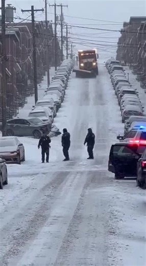 Where do ppl in NYC put the snow when they shovel it? the Winter Storm was no joke 🥶🥶 the worst thing is a snow storm in the short ! I hate this... #snowstorm #nyc #foryoupage #helpme #why Scary@WAHIB