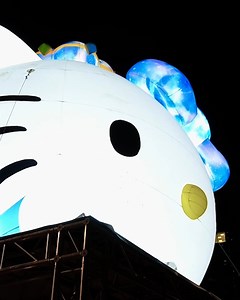 【Hello Kitty女皇 C位華麗登場！】 Hello Tung Chung! 6米高巨型「Hello Kitty女皇」充氣裝置已經喺東薈城名店倉四樓正式同你哋見面，準備親自迎接大家！約定你7月14日起見！ The six-metre-tall "Ruler Hello Kitty" Inflatable Installation is now ready to greet you at Citygate Outlets! Don't miss the chance to see it up close and personal from 14 Jul onwards! #東薈城名店倉 #CitygateOutlets #漂亮出走 #EscapeInStyle #元元宇宙 #HelloKittySevenWondersInMetaGaia #MetaGaia #HelloKitty元宇宙世界 #Sanriohk #DiscoverHongKong #HelloHongKong | Citygate Outlets 東薈城名店倉