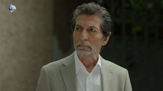 Rezumat „Minciuni de familie”, episodul 67, difuzat în 30 septembrie la Kanal D: Kahraman observă pe umărul lui Sezai un semn din naștere identic cu al său