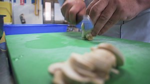 45K views · 332 reactions | Eres un talentoso jefe de partida, pero sientes que necesitas perfeccionar tus técnicas en la cocina. Le Cordon Bleu Perú ha diseñado un curso de Técnicas Culinarias que te ayudará en tu crecimiento profesional.  Participa en el examen de admisión este 25 de febrero. ☑ Infórmate más aquí -> https://rebrand.ly/TecnicasCulinarias | Programas de Educación Continua Le Cordon Bleu Perú | Facebook