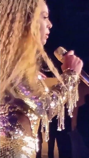 Blonde Singer's Electrifying Stage Performance: Crowd Goes Wild! #shorts