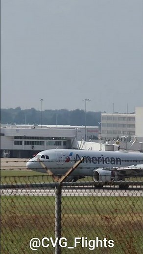 American Airlines Airbus A319 Arrival at CVG