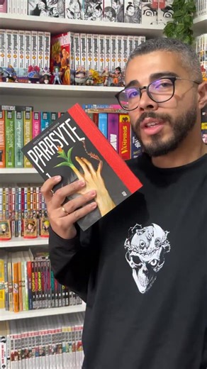 📌 Parasyte da @editorajbc 📌 Um Mangá que traz uma das melhores histórias alienígenas lançadas, com uma edição especial Full Color, ou seja, todo colorido. Por aqui já temos 4 edições! 🔻 O mangá “Parasyte” (ou “Kiseijuu”), publicado pela JBC, conta a história de Shinichi Izumi, um estudante comum que tem sua vida virada do avesso quando um parasita alienígena tenta tomar controle de seu corpo — mas acaba ficando preso apenas em sua mão direita. A criatura, chamada Migi, e Shinichi precisam apr
