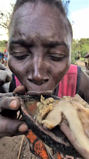 Wow This is Huge Love See howHadza Man Offer his Lovely wife deliciousfood #cooking#village#Food