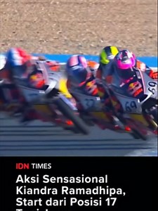 Aksi Sensasional Kiandra Ramadhipa, Start dari Posisi 17 Tapi Juara Jakarta, IDN Times - Aksi heroik ditunjukkan oleh pembalap muda Indonesia, Kiandra Ramadhipa. Pembalap berusia 16 tahun tersebut keluar sebagai juara Race 2 Red Bull Rookies Cup 2026 di Sirkuit Jerez, Spanyol, Minggu (26/4/2026). Performa Kiandra memang patut diacungi jempol. Sebab, dia harus start dari posisi 17 sebelum akhirnya menjadi juara dengan catatan waktu 25 menit 48,363 detik. Kiandra menunjukkan progres luar biasa sej