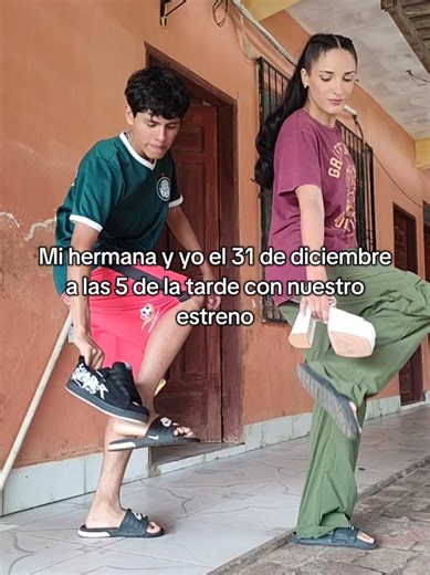 Mi hermana y yo el 31 de diciembre a las 5 de la tarde con nuestro estreno🤣🤣🤣#31dediciembre #estreno #humor #hermana #tiktokponmeenparatiporfa @POLIANA