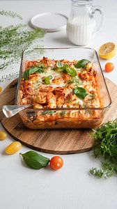 Liisa Westerberg | makeaa.fi on Instagram: "Kaupallinen yhteistyö @arlasuomi Viikonloppuun jotain hyvää, helppoa ja koko perheelle maistuvaa? Nopea tortellinivuoka valmistuu hetkessä ja on silti sopivan herkullista viikonloppuruoaksikin. Ihanan pehmeän sitruunan maun ja raikkauden vuokaan tuo Arlan uusi Lempi Sitruuna ruokakerma 🍋💛. Kaada ainekset vuokaan, sekoita ja anna kypsyä uunissa. Sitruunainen tonnikala-tortellinivuoka 4:lle 30 minuuttia 2 pkt (a’ 250 g) tortellineja (esim. tomaatti-juu