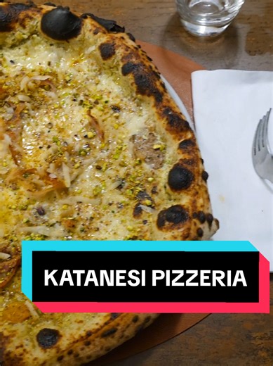 Ho visto un video con una pizzeria vuota a Catania, ma apparentemente buona, e sono andato a provarla! Il video di @rockinkitchensicily mi ha incuriosito, anche perché la pizza appariva interessante 🍕 Confermo che @katanesipizzaedrink è una buona pizzeria. Per fortuna quando sono andato io non era vuota 😊 Impasto molto buono, morbido e leggero. 💚 La pizza al pistacchio mi è piaciuta moltissimo, con un bel mix di sapori e una piacevole consistenza soffice e cremosa. ❤️ La margherita facilmente