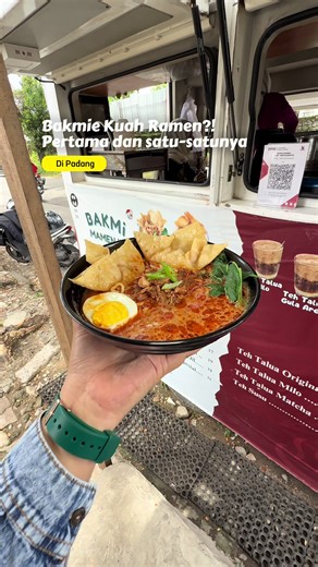 Makan bakmi ya min udah biasa tapi bakmi dengan kuah ramen itu jarang banget kan!!! ini aku ketemunya di pinggiran jalan cuma pake food truck namanya @bakmimamen.id